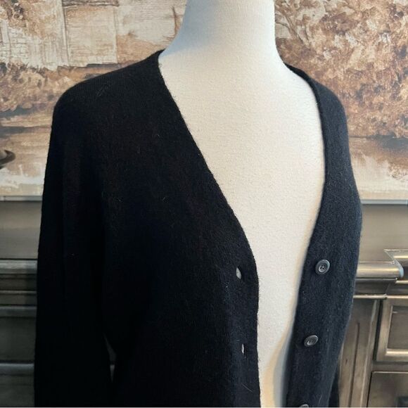 Old Navy Black Cropped Cardigan Sweater size XS - Picture 2 of 7